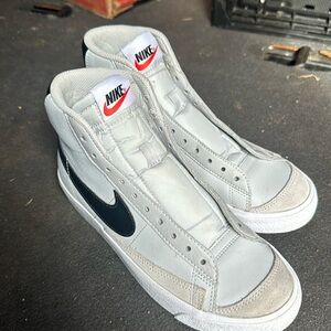 - Grade School Youth Nike Blazer Mids, Sz 6.5Y, Gray Leather